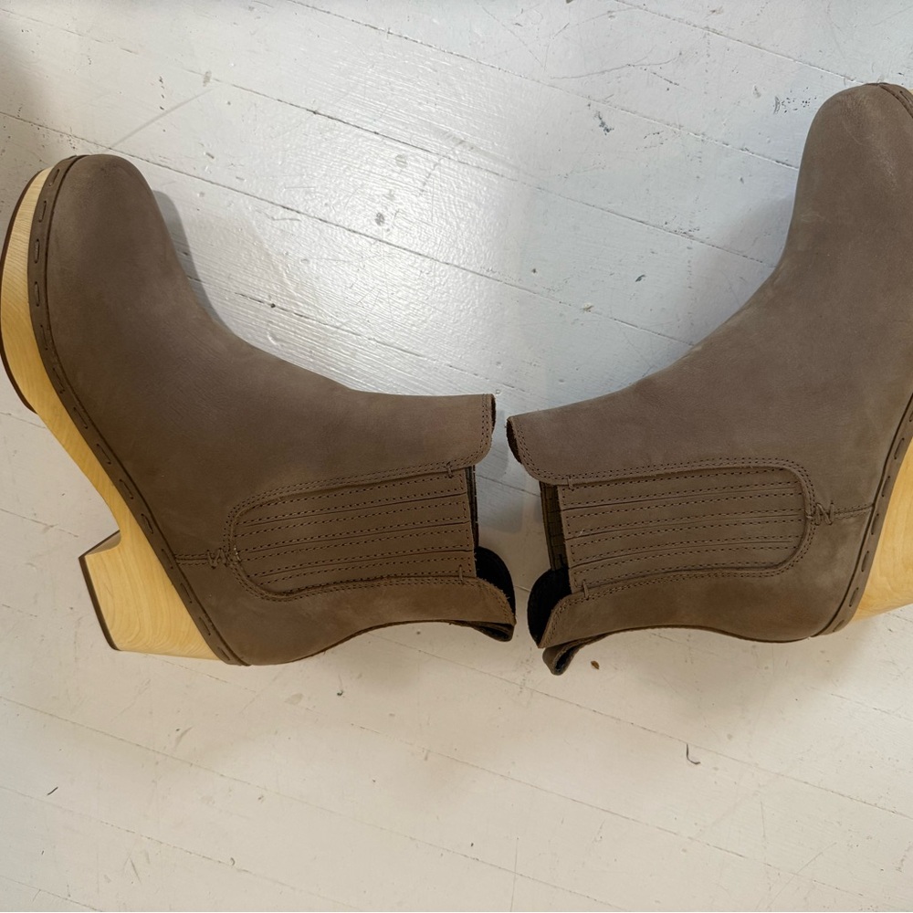 Frye and Co.Taupe Suede Clog Booties. - Picture 4 of 8